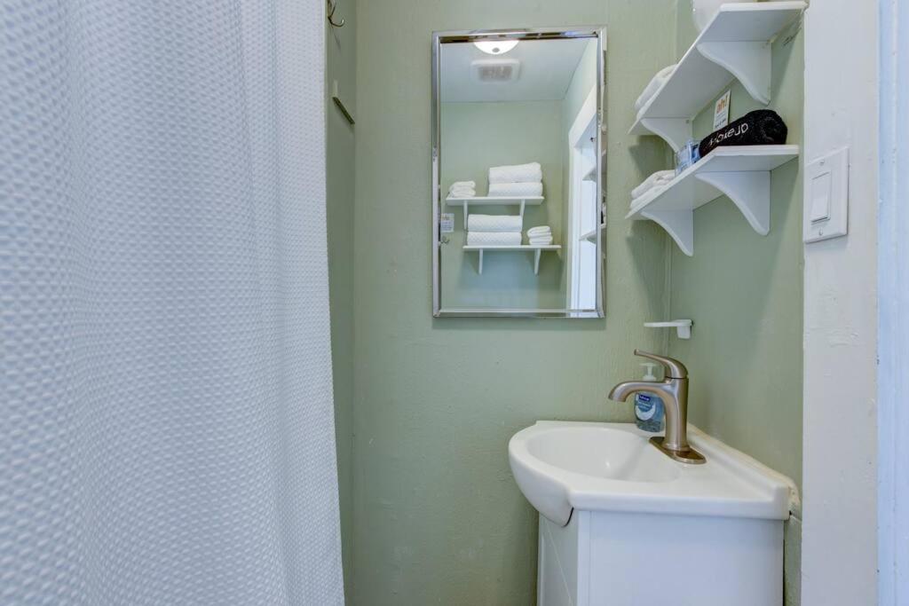 Cedar Blossom Bungalow Is A Cozy Getaway With A 5 Minute Walk To Downtown! Hot Springs Extérieur photo