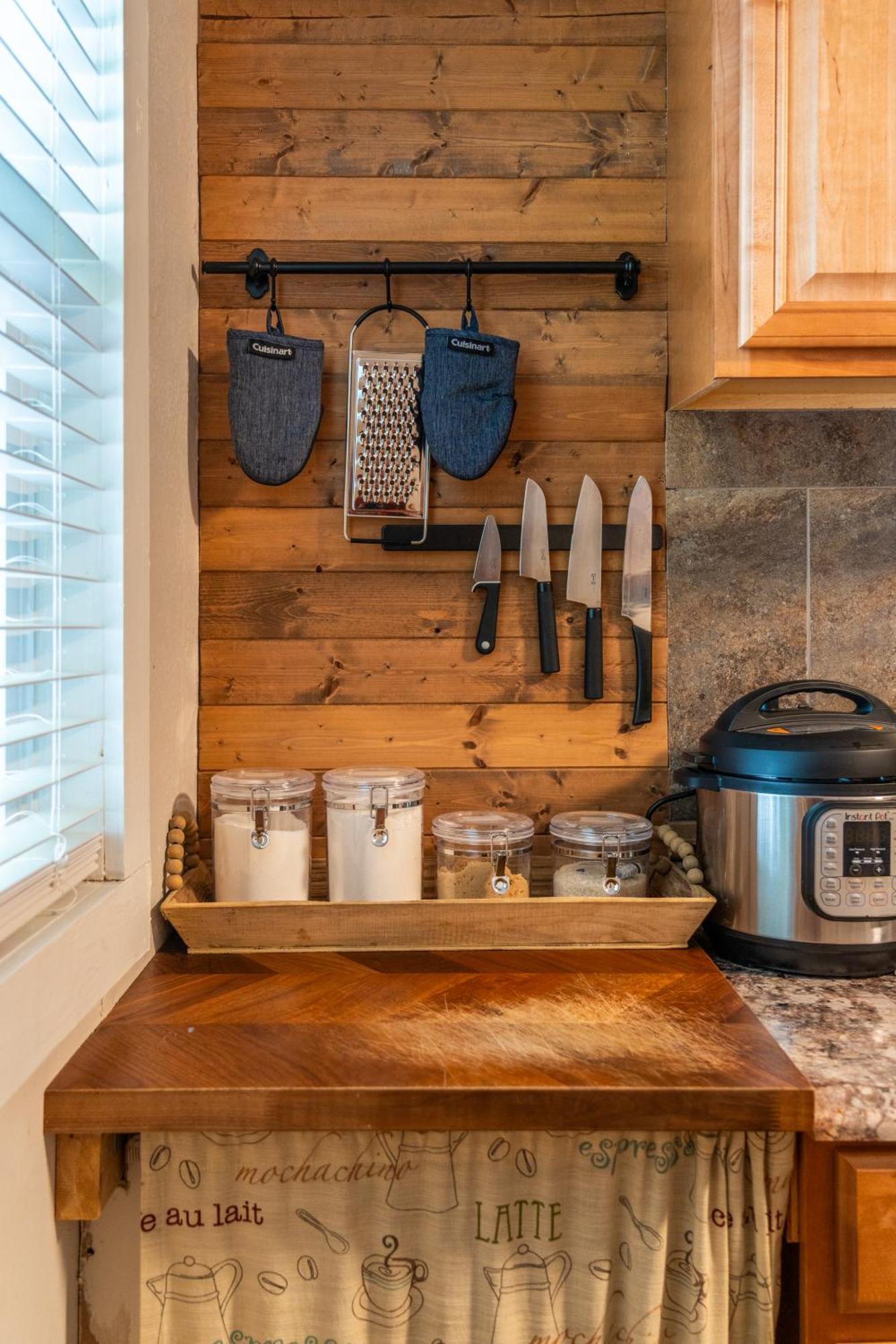 Cedar Blossom Bungalow Is A Cozy Getaway With A 5 Minute Walk To Downtown! Hot Springs Extérieur photo