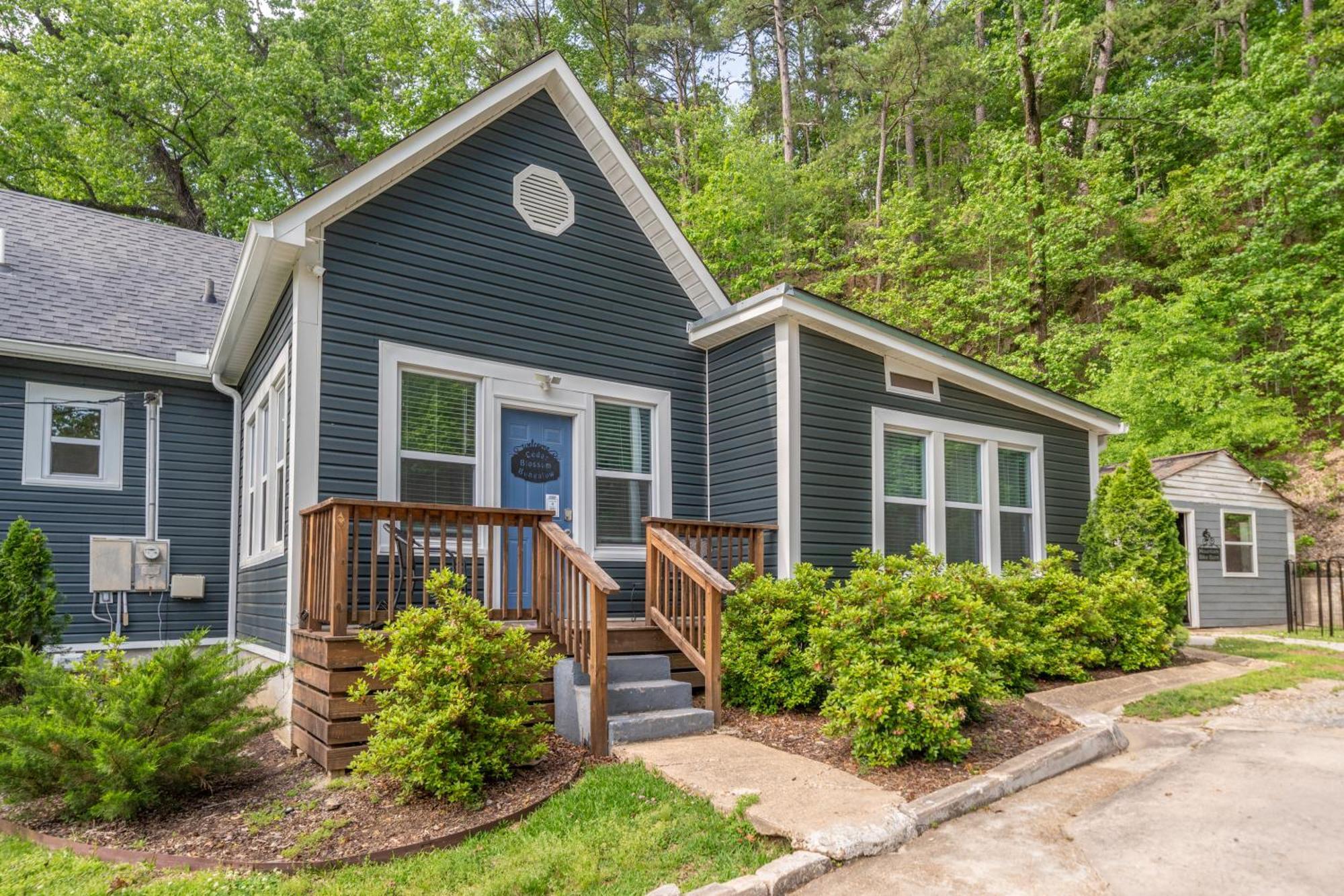 Cedar Blossom Bungalow Is A Cozy Getaway With A 5 Minute Walk To Downtown! Hot Springs Extérieur photo